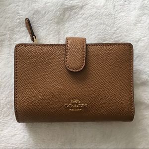 NWOT Coach Medium Corner Zip Wallet